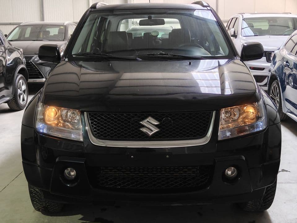 Suzuki Grand Vitara Mașina are numere roșii și RAR-ul efectuat