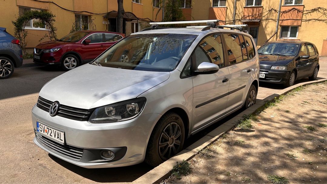 Volkswagen Touran 1.6 TDI – Mașină de familie spațioasă și economică!